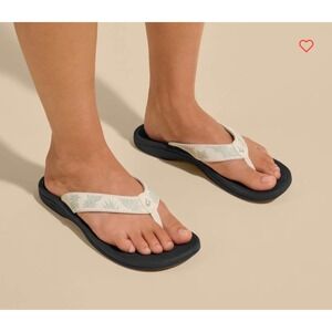 Olukai Ohana Flip Flops Women Size 8 White Pineapple Print Good Comfort Sandals